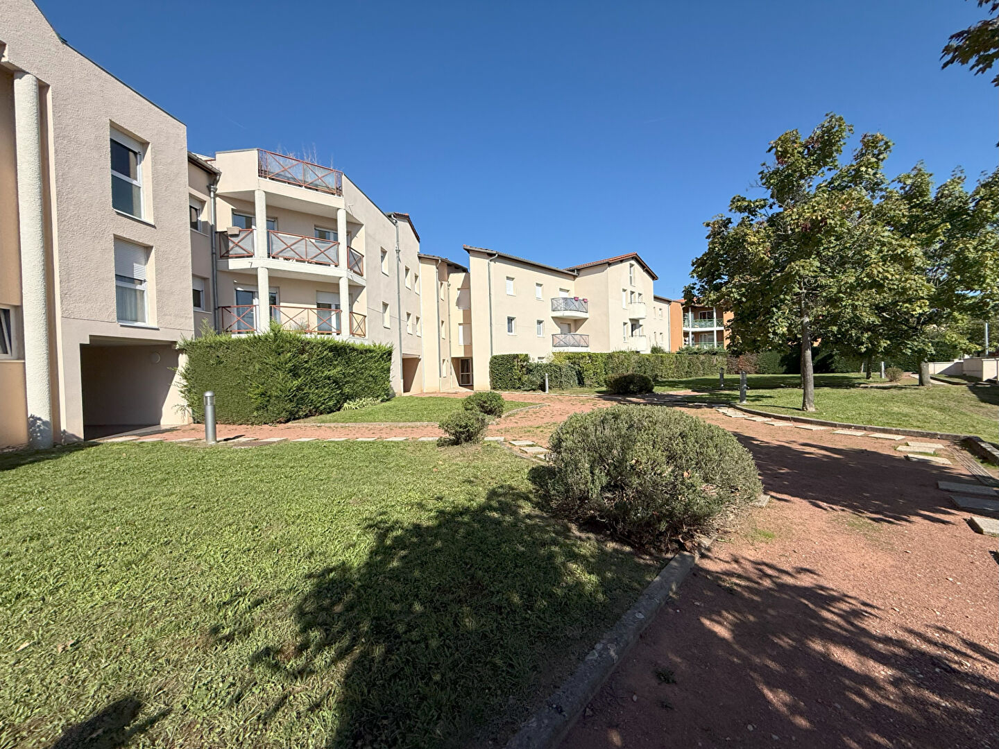 EXCLUSIVITE. T-2 avec terrasse - Plein Centre de St Genis les Ollières