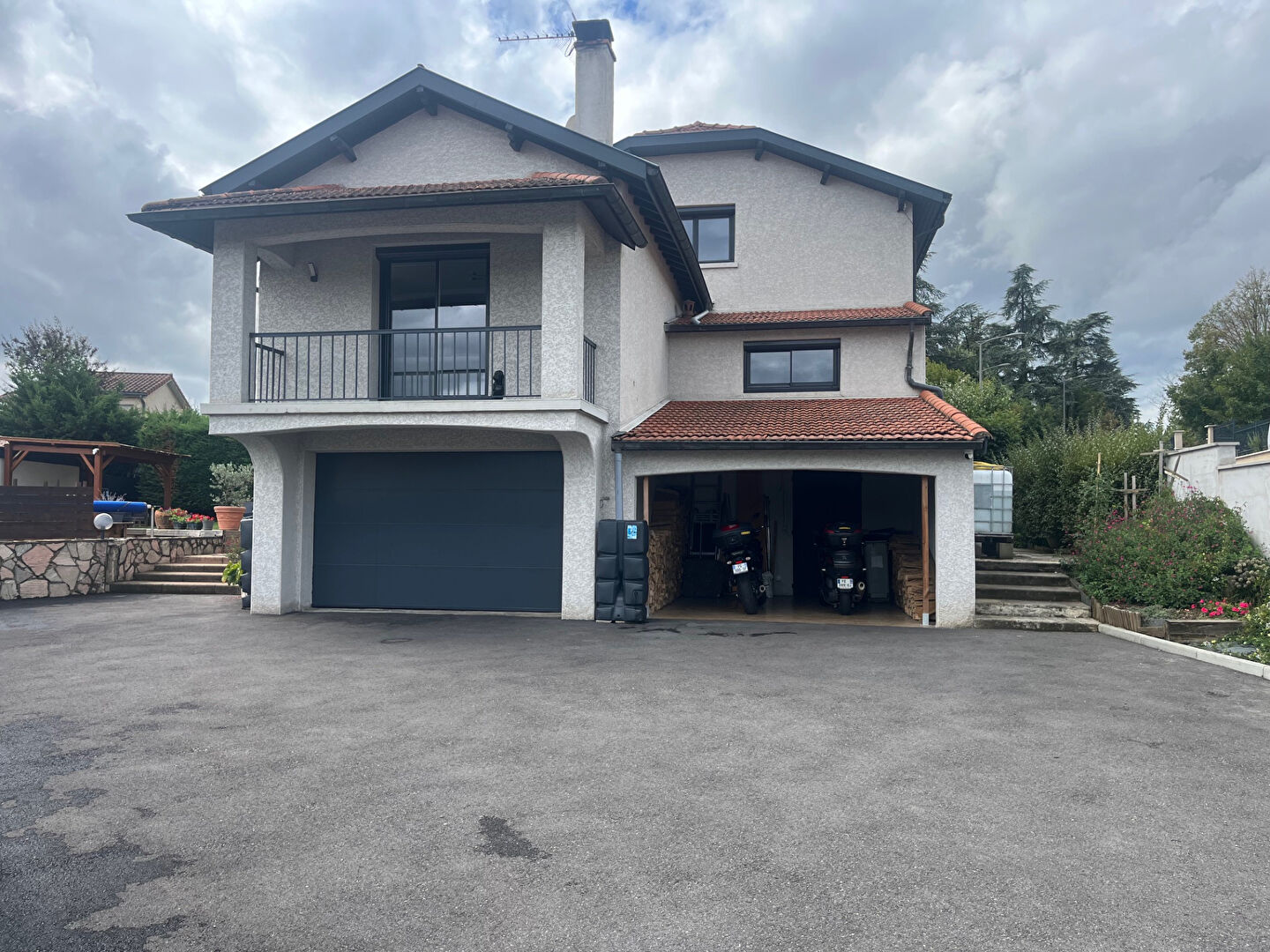 Maison familiale 1930 205 m²  centre Dardilly avec vue