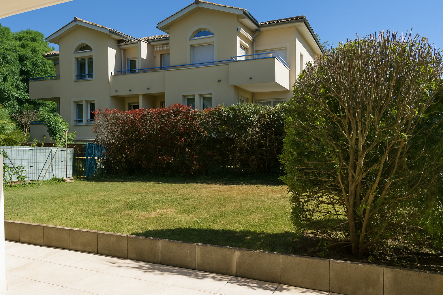 Centre village, T3 de 73 m² avec terrasses et jardin