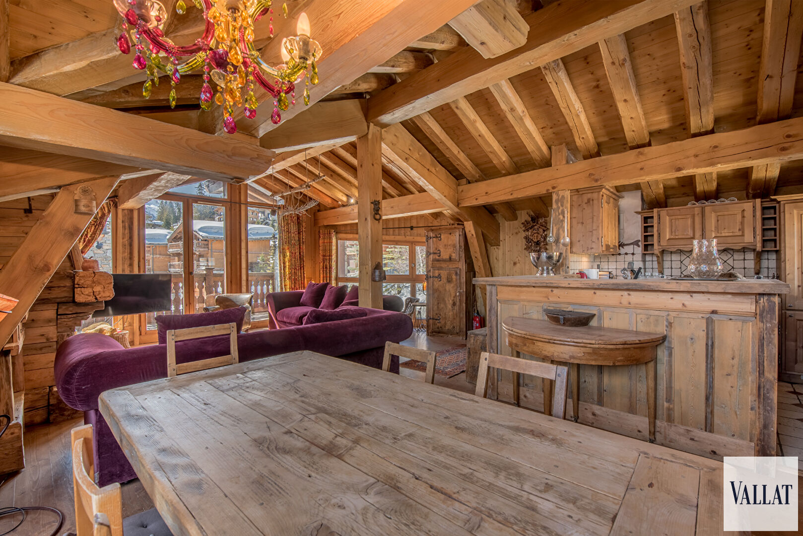 Photo Charmant et traditionnel chalet 4 chambres en-suites au coeur de Courchevel 1850 image 2/6
