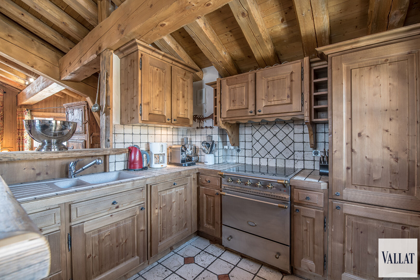 Photo Charmant et traditionnel chalet 4 chambres en-suites au coeur de Courchevel 1850 image 4/6