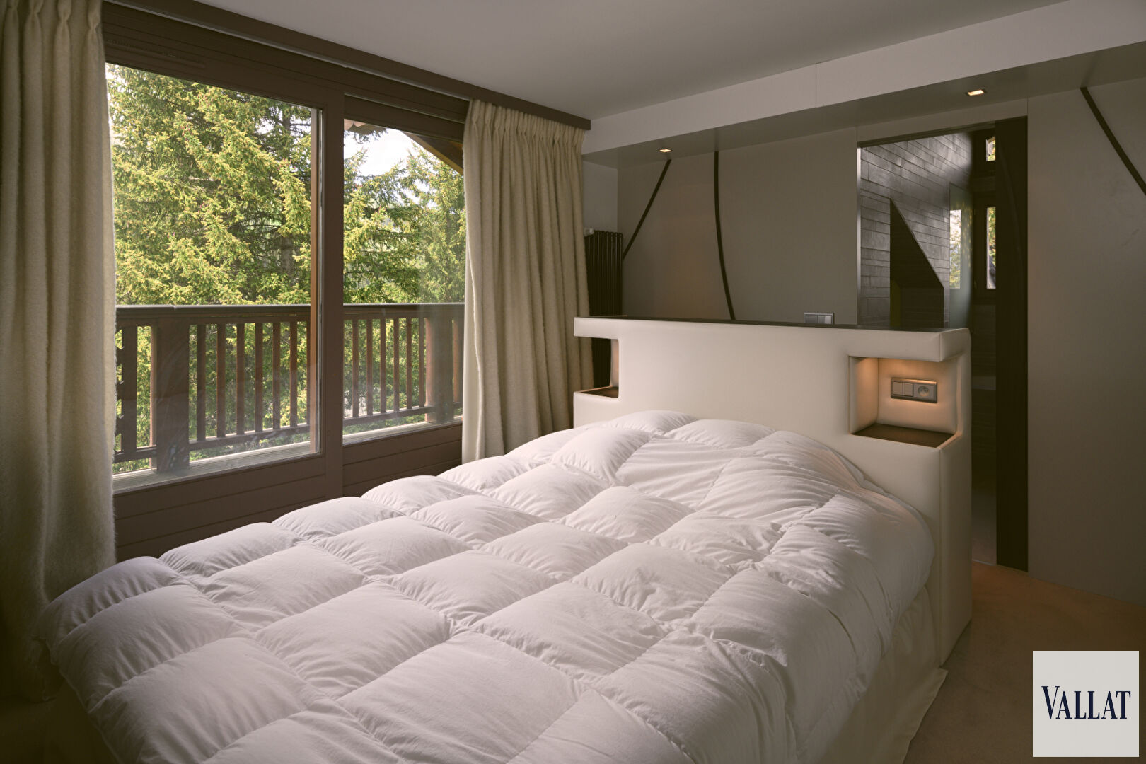 Photo Appartement 2 chambres en-suites avec terrasse Sud et cheminée à Courchevel 1850 image 6/6