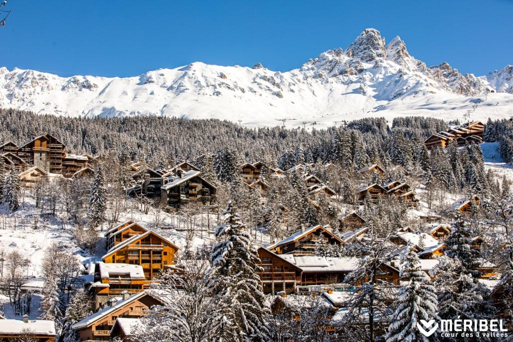 MERIBEL - EMPLACEMENT IDEAL AU PIED DES PISTES ET DES COMMERCES