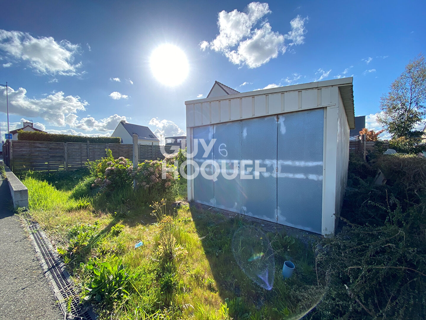 TERRAIN CONSTRUCTIBLE AVEC GARAGE - PLOUFRAGAN