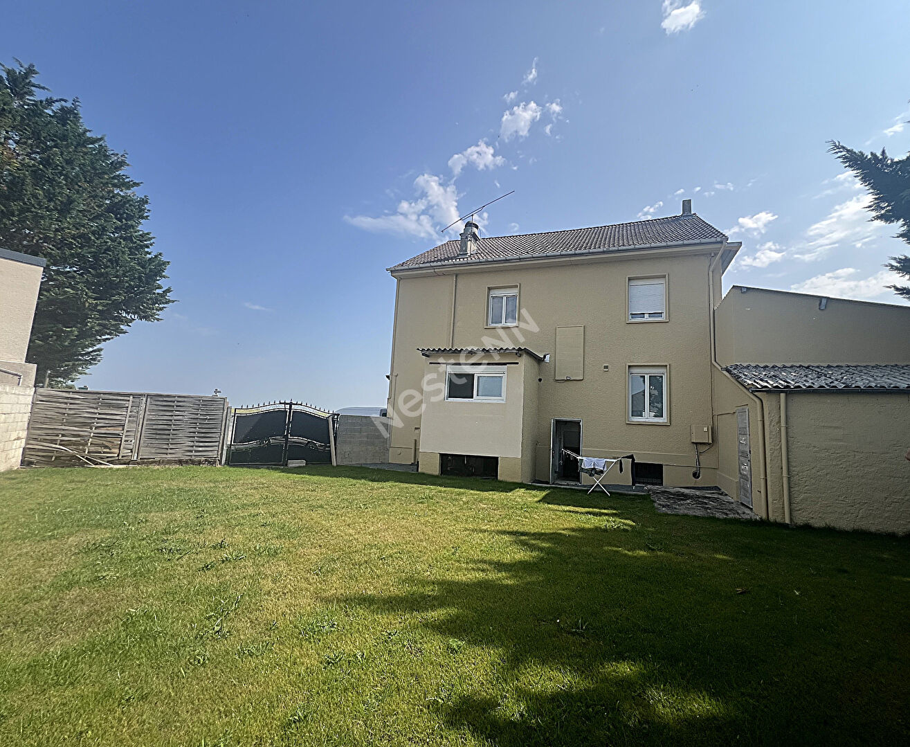 AXE PASSANT LAON-REIMS : Immeuble local commercial + appartement