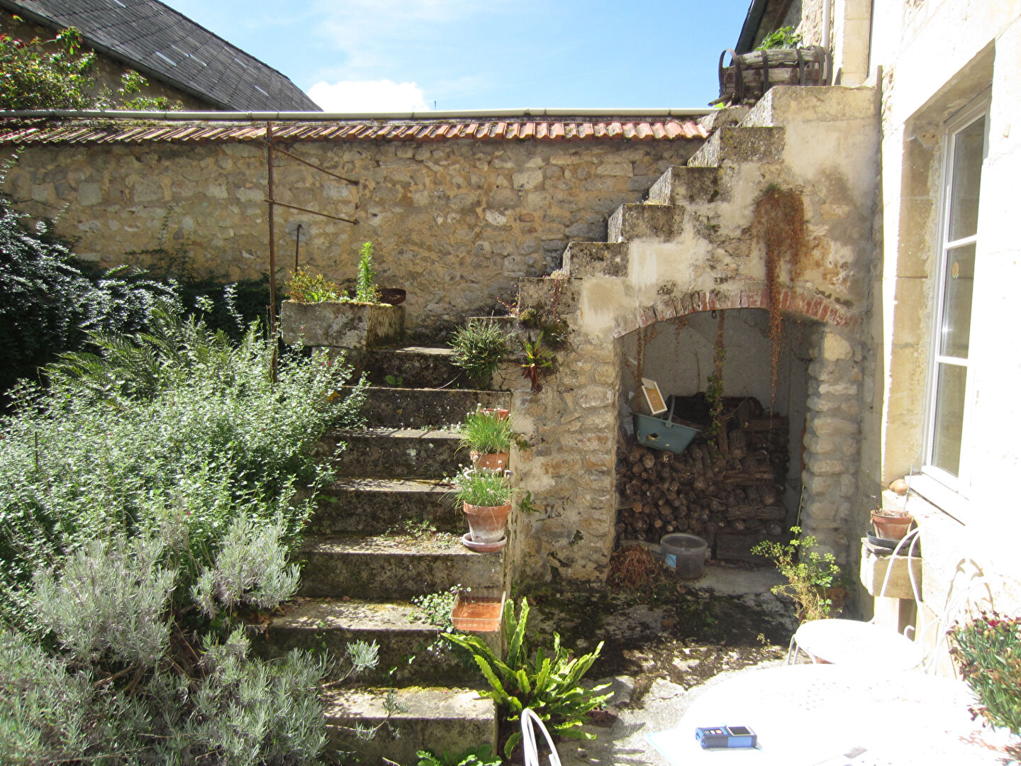Maison en pierres au coeur du vignoble à 6 mn de MUIZON -  Dépendances, cave voutée et jardin