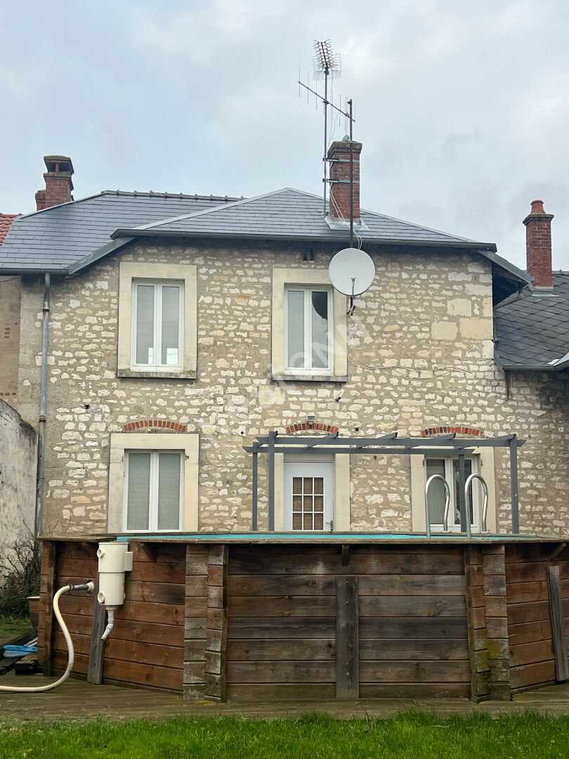 Entre Guignicourt et St Erme : Maison en pierres : 7 chambres - Grange - Garage