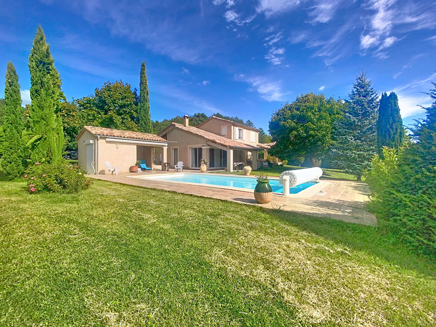 Maison Provençale à vendre à Laragne-Monteglin - 6 pièces, piscine et grand terrain