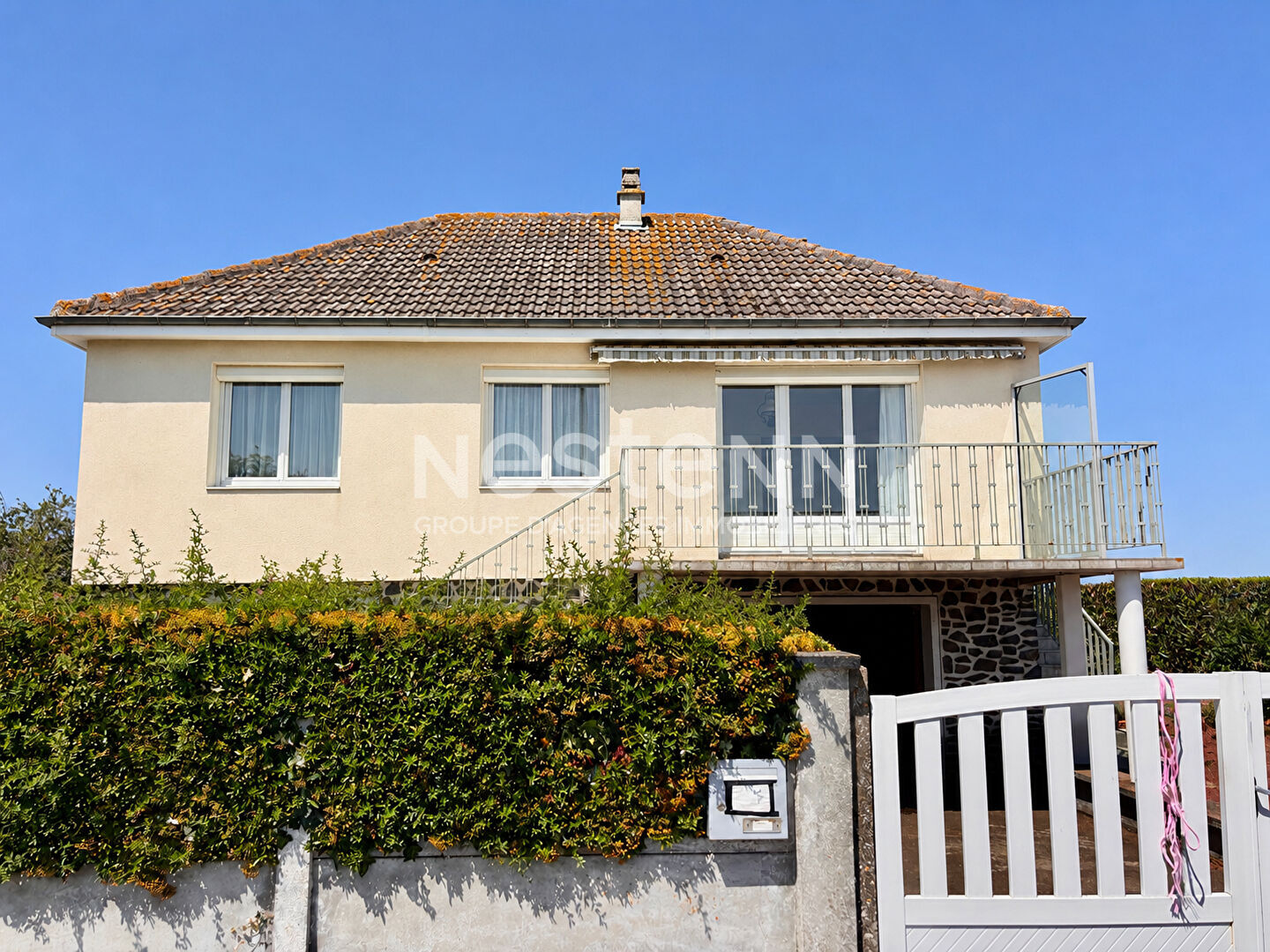 Maison à vendre à Cléré-sur-Layon - Grand terrain, vue sur les vignes, sous-sol et dépendances - D6092