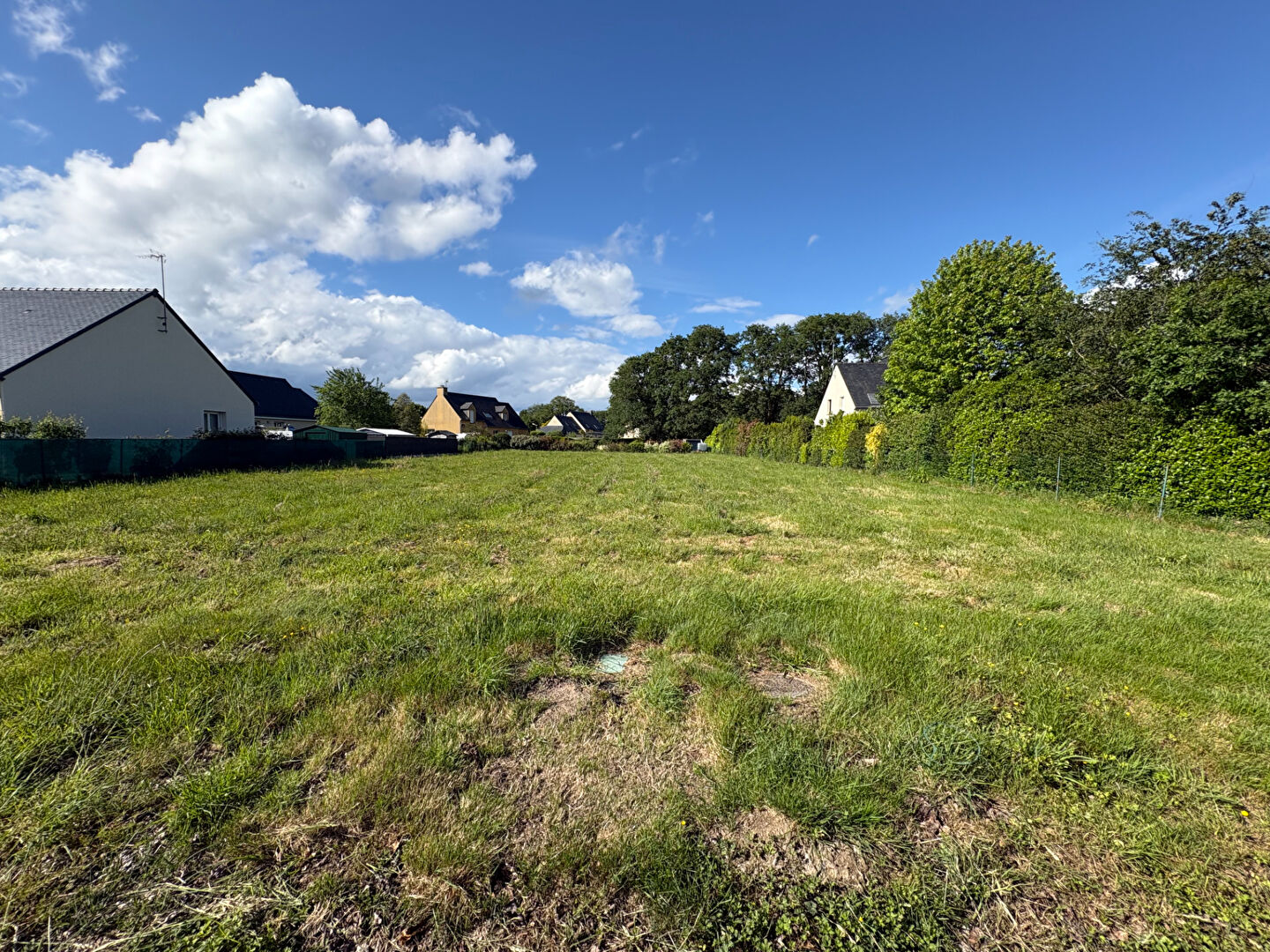 Terrain constructible de plus de 1 400 m² - Emplacement privilégié à 10 min de la gare
