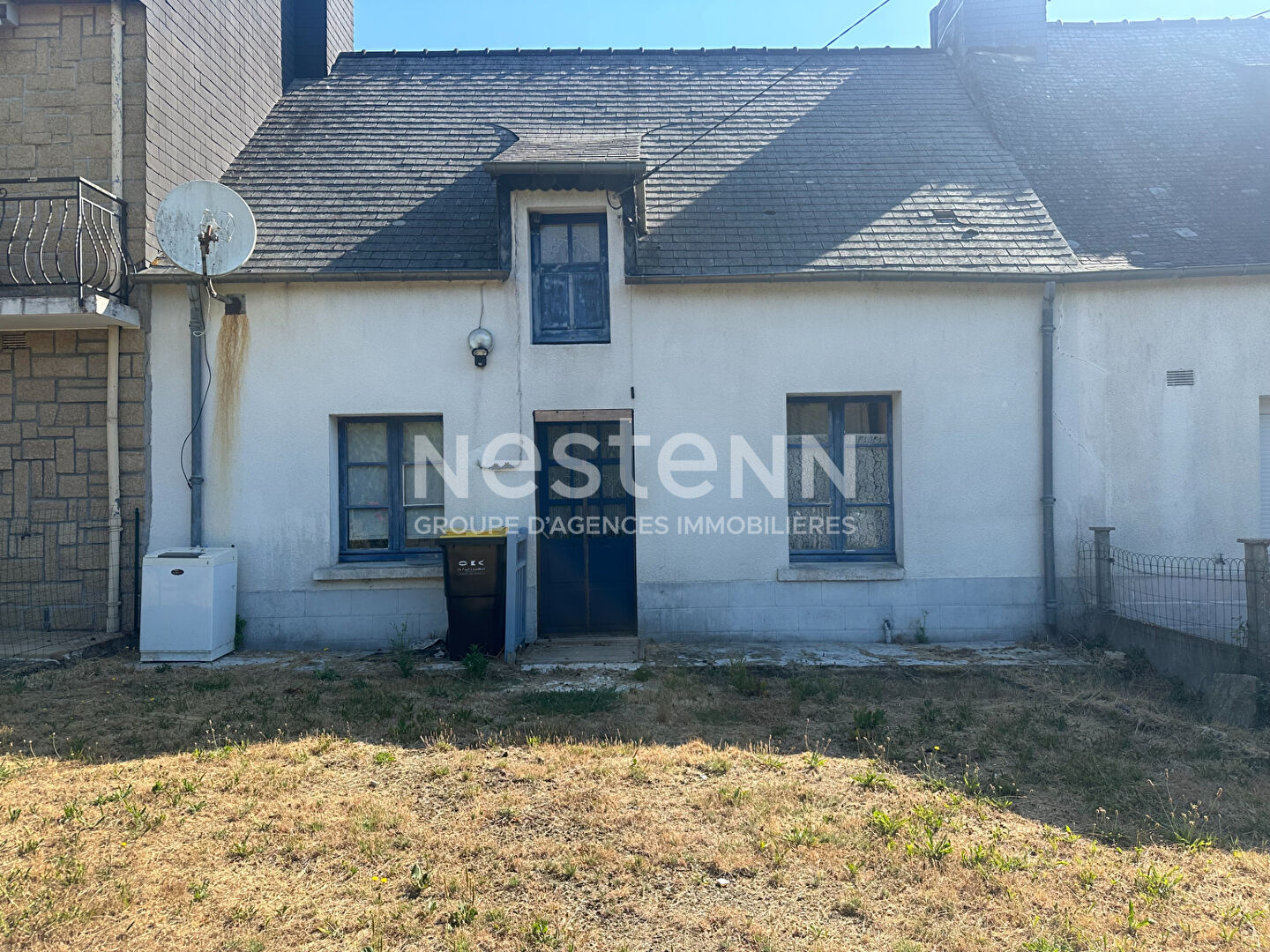 Maison à rénover avec beau potentiel - jardin - proche 4 voies au calme.