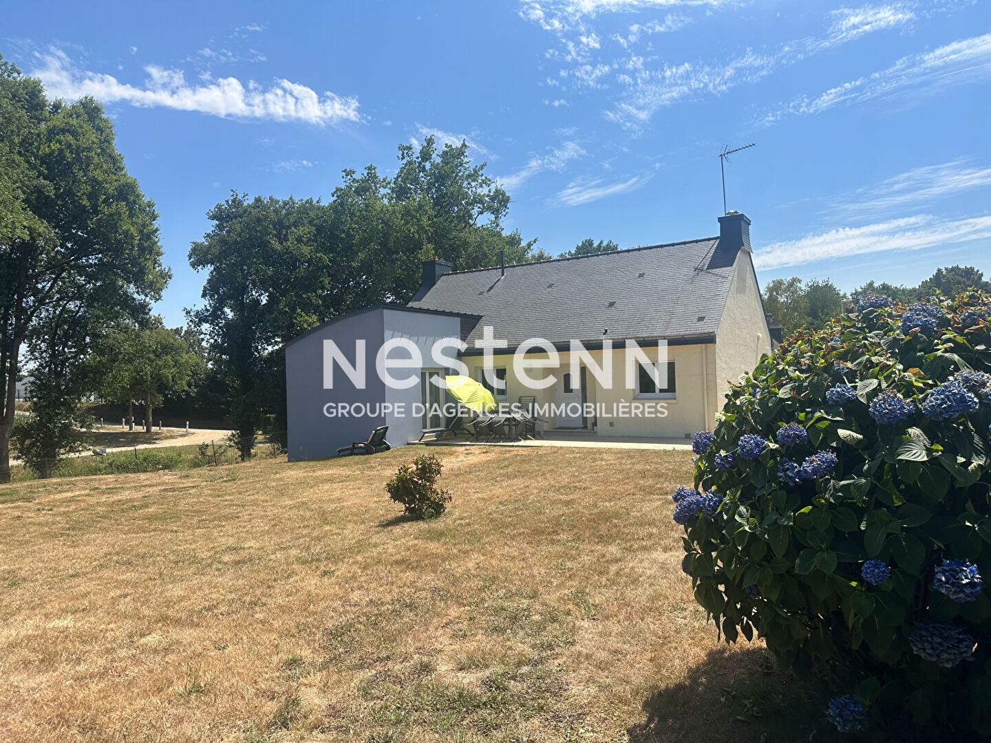 Proche bourg 96 m2 hab, 3 chb, plain pieds sur sous sol. 1000 m² de terrain. Pas de travaux.