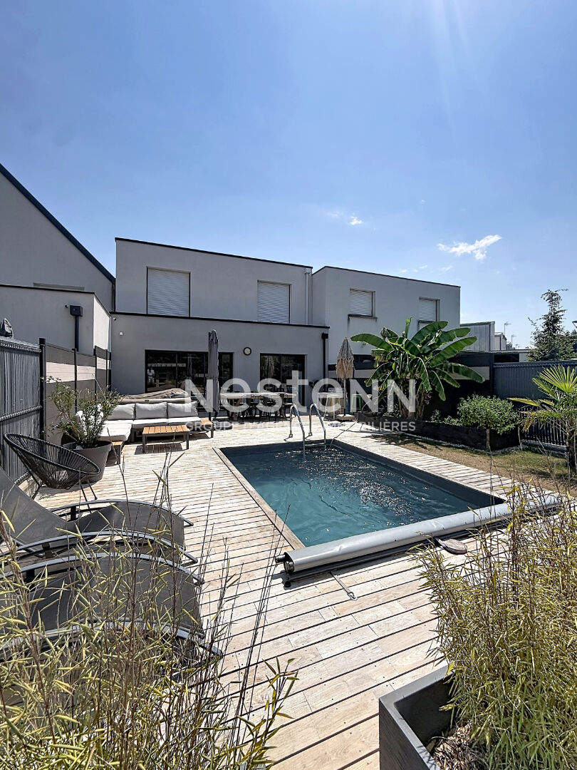 A VENDRE - Contemporaine, vie de Plain-Pied, Piscine - Commodités accessibles à pied