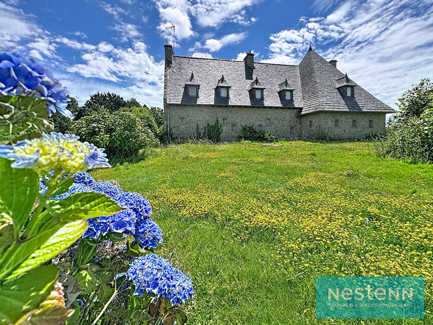 À vendre - Belle maison en pierres avec plus d'un hectare de terrain clos à Bréhand 5 chambres et un sous sol total