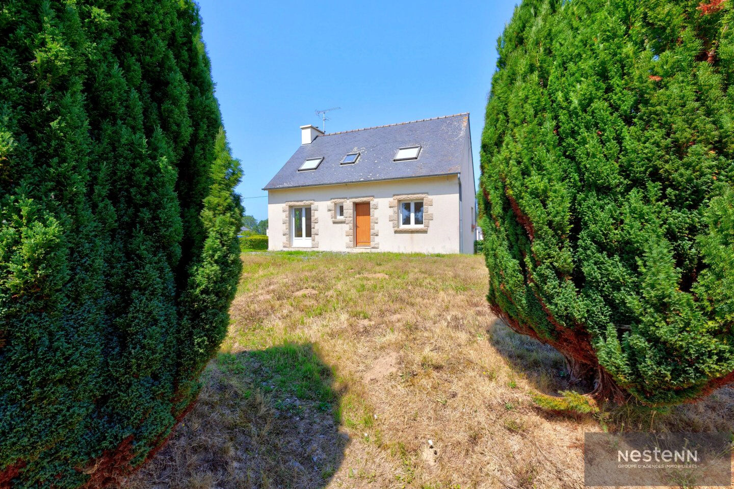 A VENDRE - Maison familiale sur sous-sol complet, au calme d'un hameau, à seulement 3 km du centre.