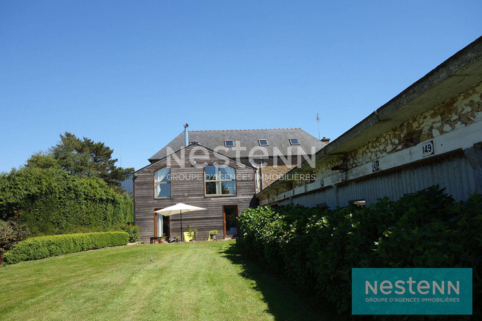 Maison de 4 chambres à vendre à Saint Brandan, accès commerces de QUINTIN à pieds, grand hangar de 550 m², sur environ 7500 m² de terrain