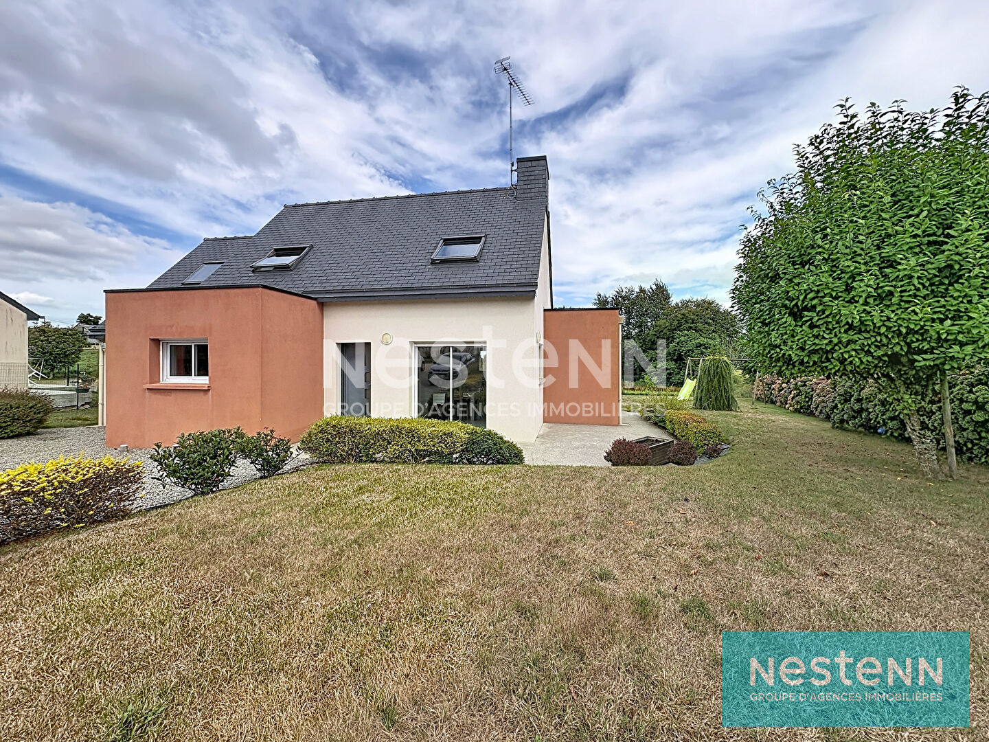 Maison contemporaine, 4 chambres dont 1 au rez de chaussée,+ bureau, Le Vieux Bourg, 5 minutes de QUINTIN