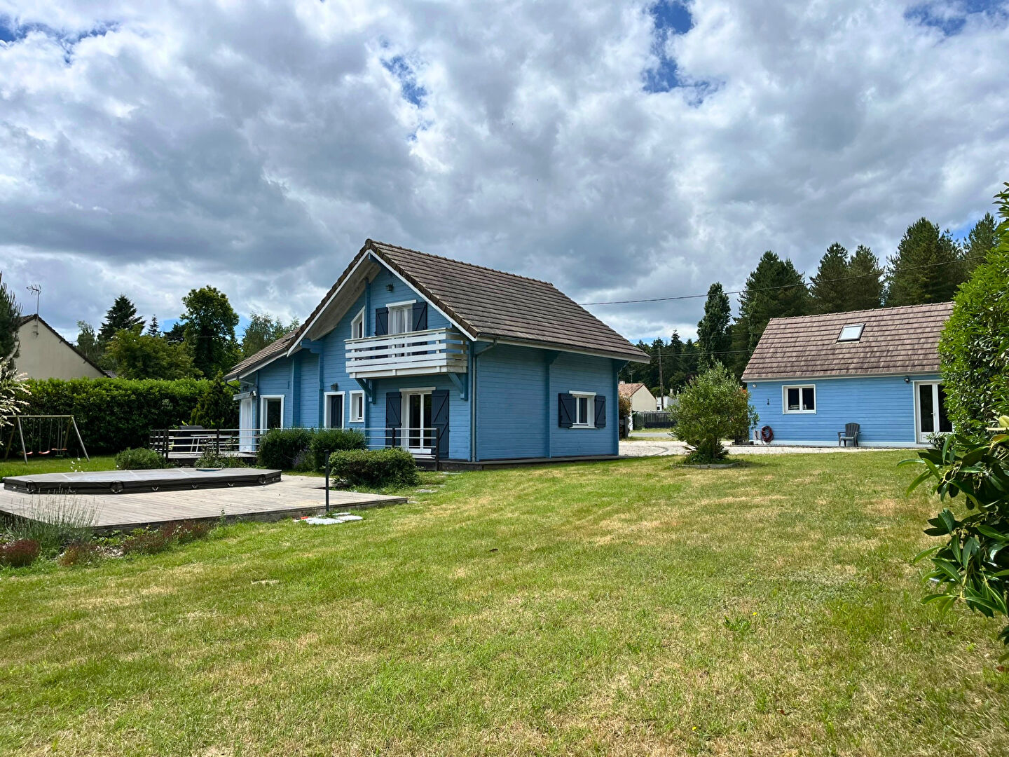 EN EXCLUSIVITE À vendre Maison de charme style chalet à Thorée-les-Pins composée de 4 chambres 1 salle d'eau et 1 salle de bains le tout sur plus de 10 000m² de terrain