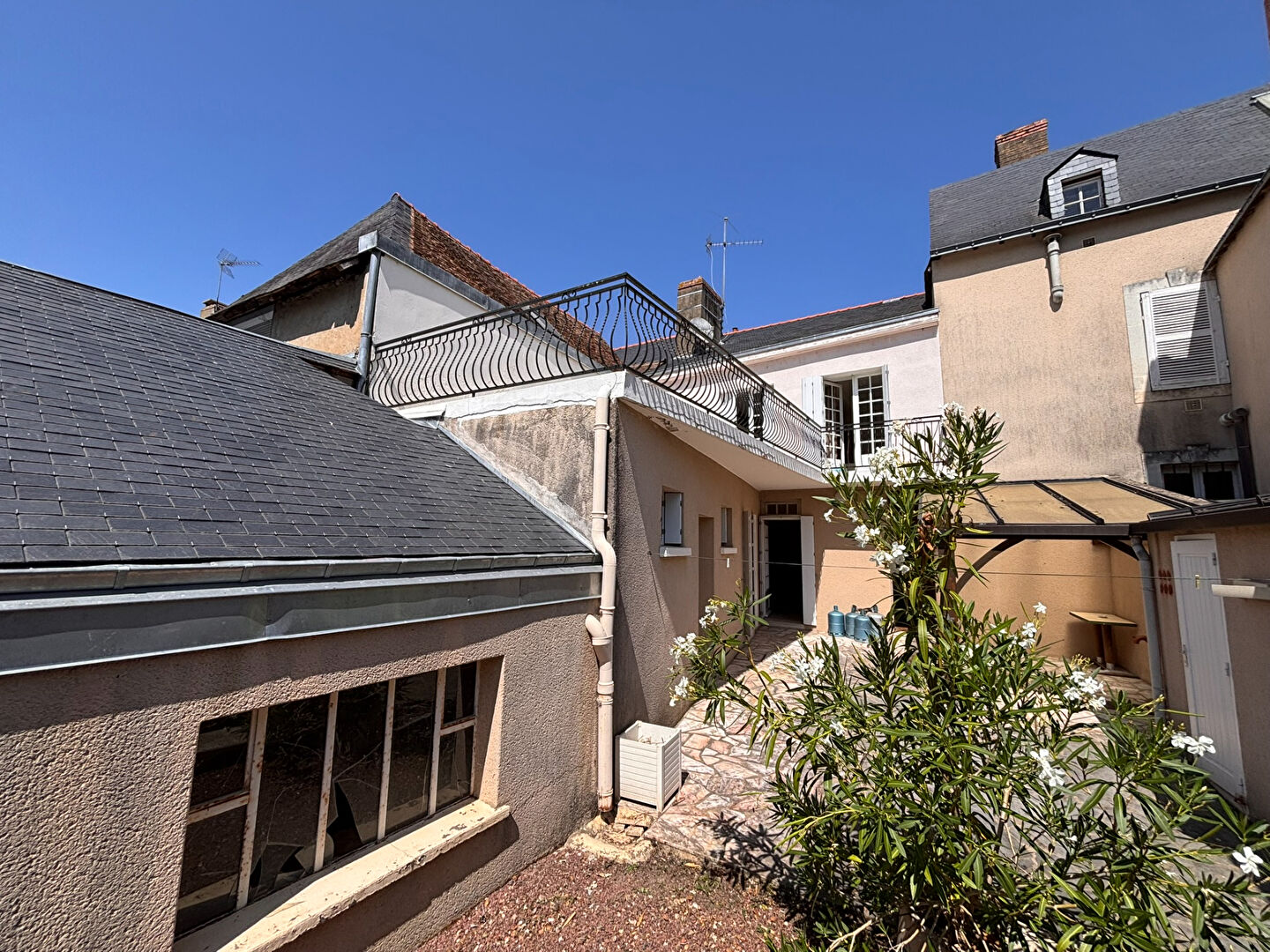 MALICORNE-SUR-SARTHE MAISON DE VILLE AVEC GARAGE ET TERRAIN