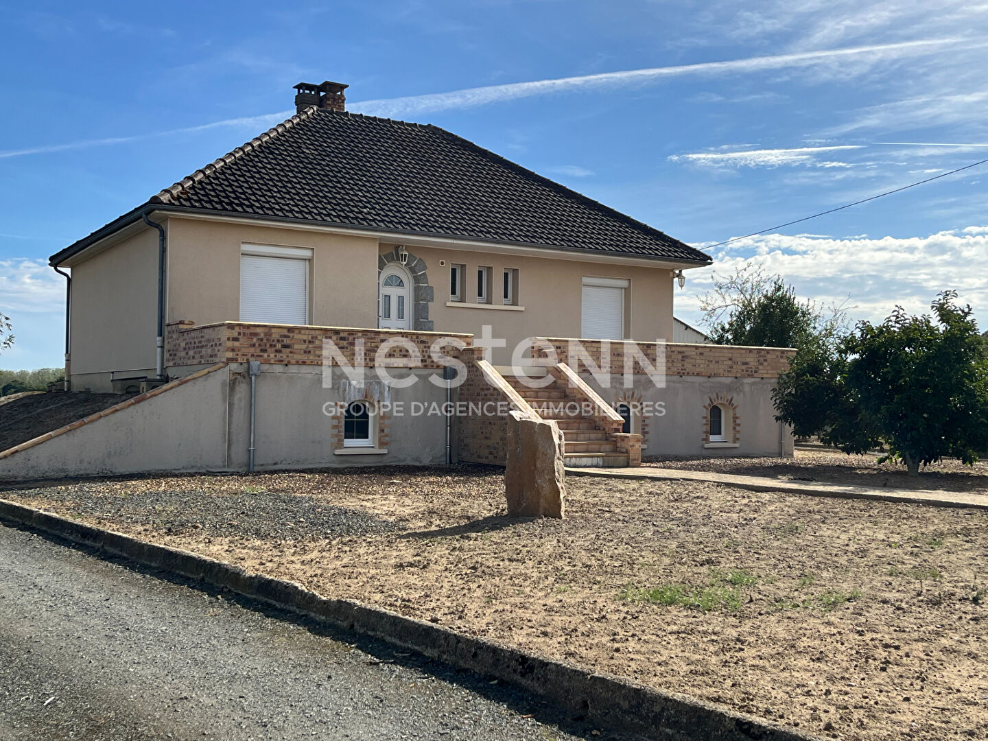 Maison sur sous sol avec de nombreuses dépendances, à 2 kilomètres des commodités