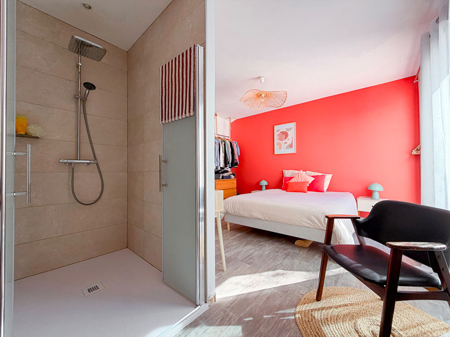 BRIOLLAY Maison contemporaine de plain-pied, 3 chambres, piscine et dépendance de 14 m²