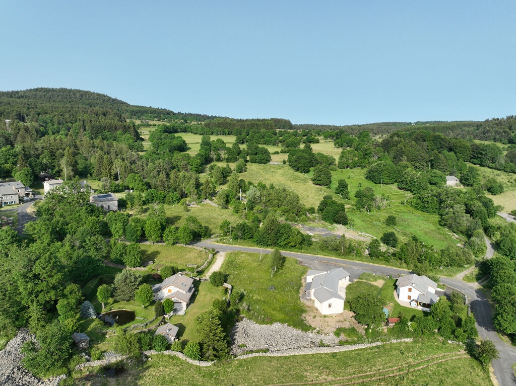 Terrain  viabilisé  avec vue dégagée, de plus de 1100m² à Champclause