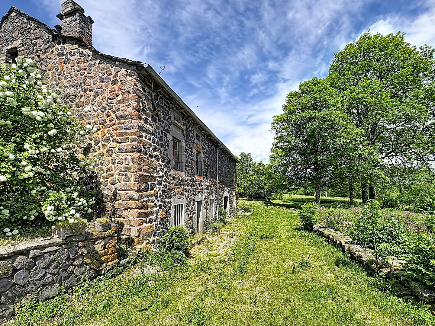 Ancienne  ferme à rénover sur plus de 1400 m² de terrain avec vue dégagée
