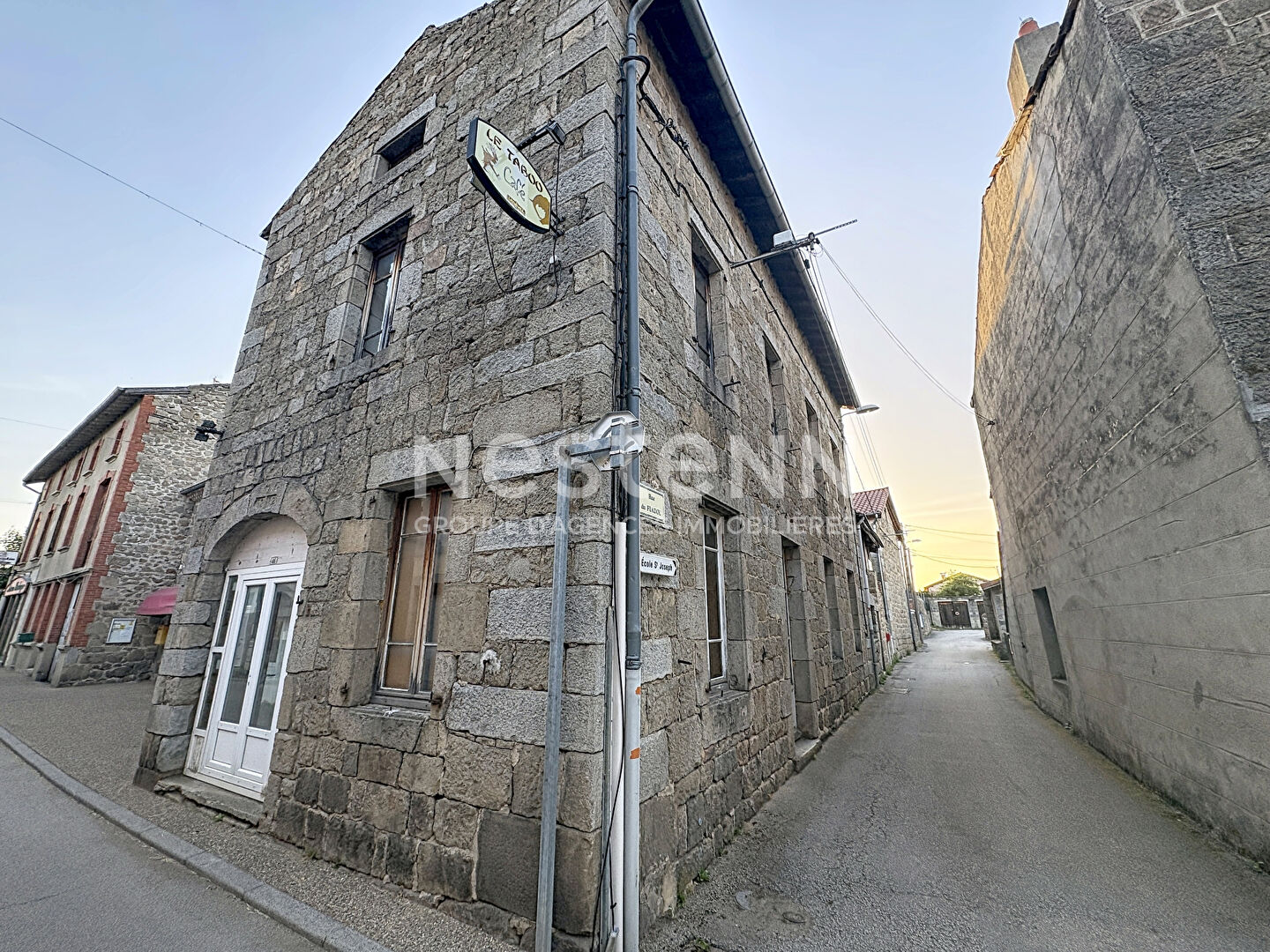 Ensemble immobilier composé d'un local commercial et d'un appartement dans le centre de Grazac