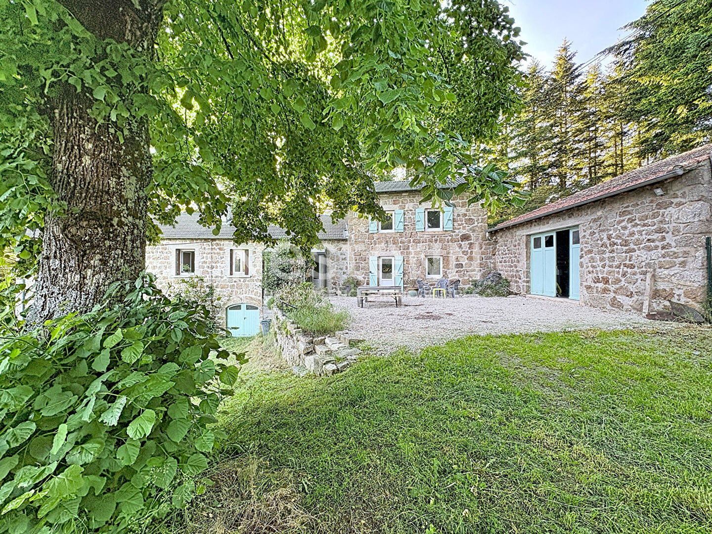 Ensemble immobilier  composé de 3 logements, de nombreuses dépendances sur plus de 1 hectares de terrain.
