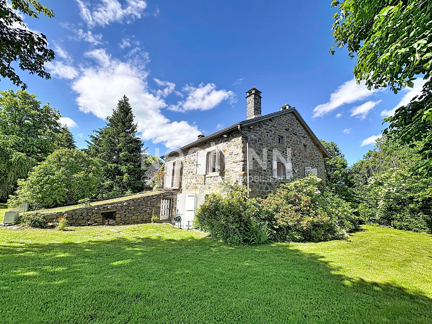 EXCLUSIVITE !ARAULES ! Belle bâtisse  en pierres d'environ 130 m2 avec garage et dépendances  et terrain