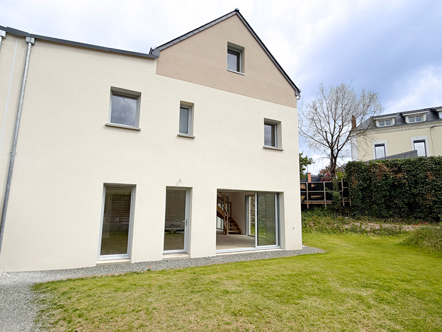 LES PONTS-DE-CÉ - Maison contemporaine neuve de 148 m² avec 5 chambres, jardin et parking !