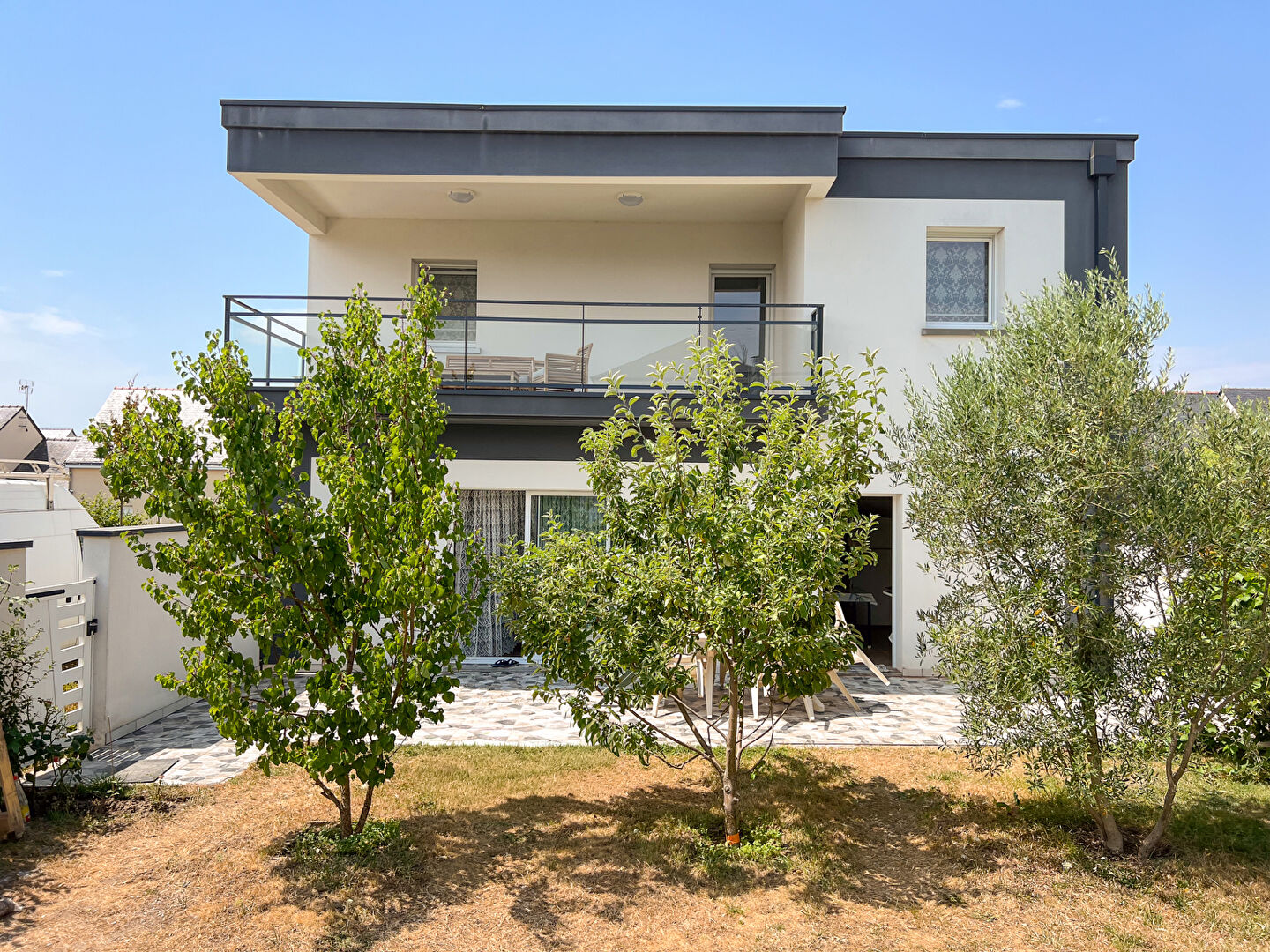 Maison contemporaine à Trélazé, 5 chambres dont une au rez-de-chaussée, garage jardin et dépendance