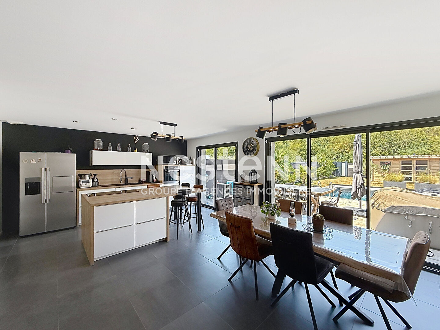A VENDRE - Limite TRELAZE et LES PONTS DE CE Contemporaine, vie de Plain-Pied, Piscine - Commodités accessibles à pied
