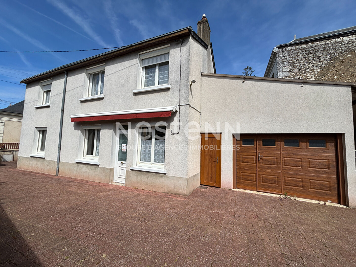 Vente agréable maison de 109.4 m², 2 chambres, cour et garage située dans le centre ville de Montval-sur-Loir (72500)