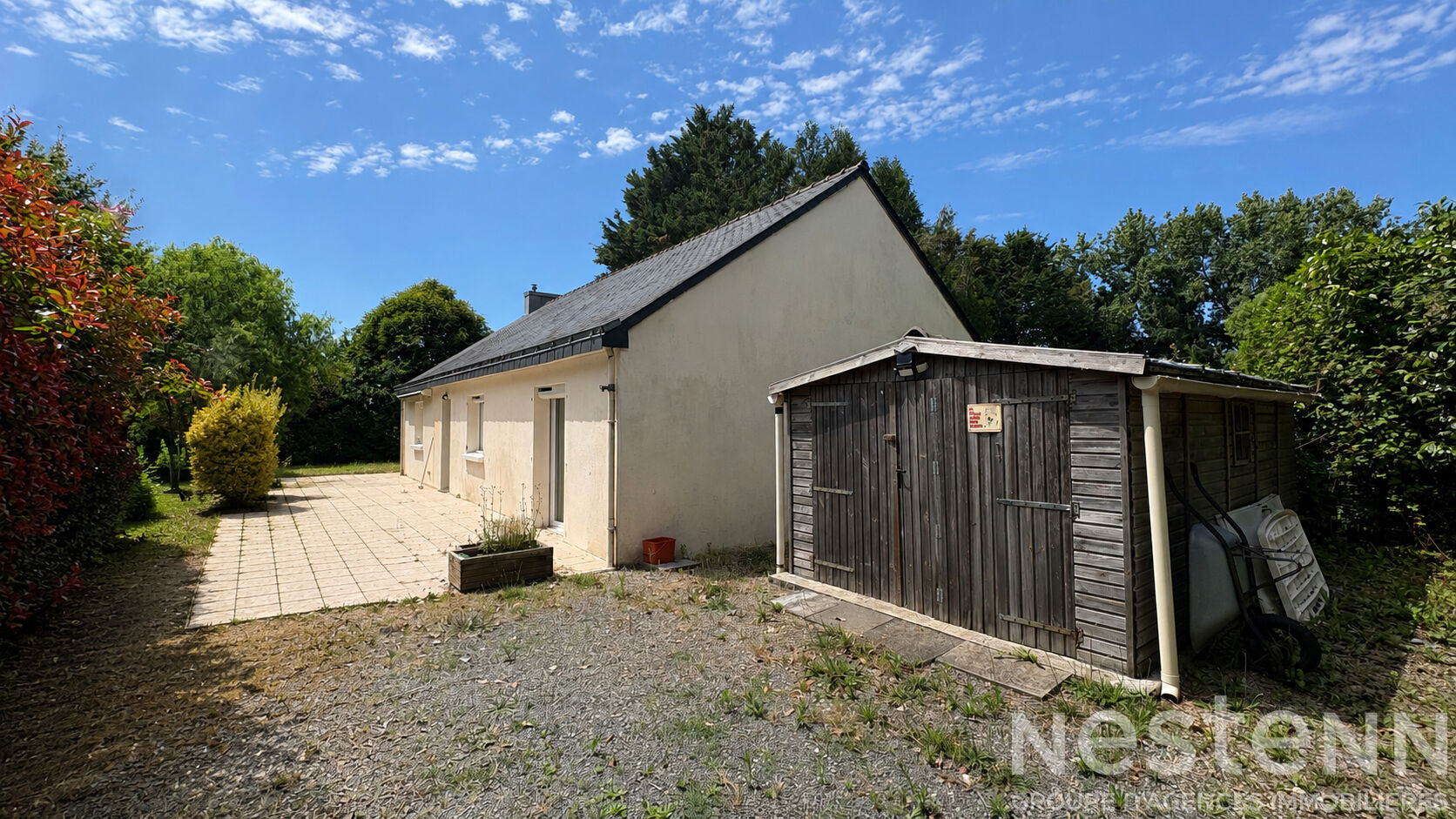 Cadre paisible et vaste terrain pour cette maison de plain-pied