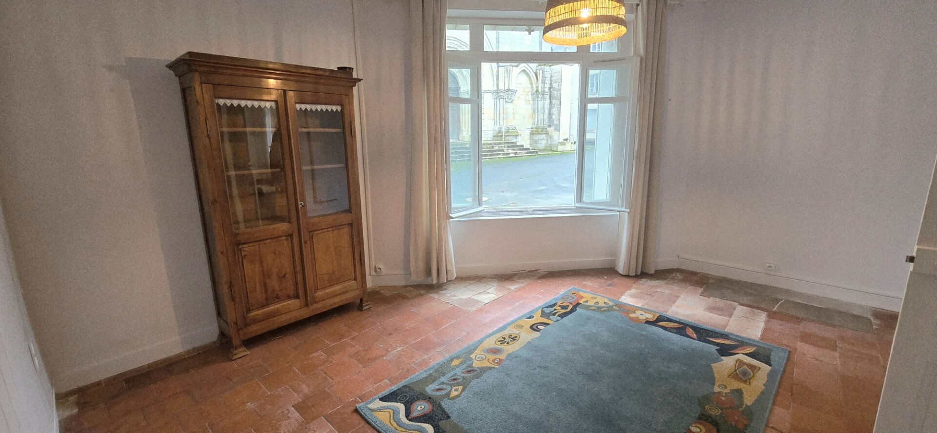 Photo Maison ancienne rénovée avec cour image 3/6