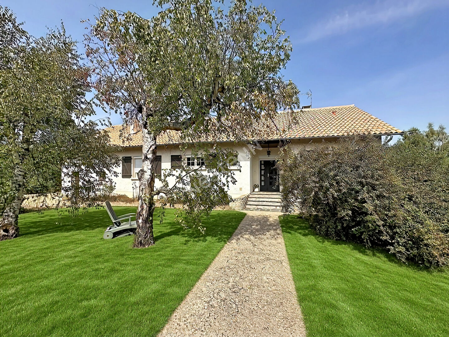 Maison familiale aux beaux volumes sur 1 840 m² de terrain à Vouneuil-sous-Biard