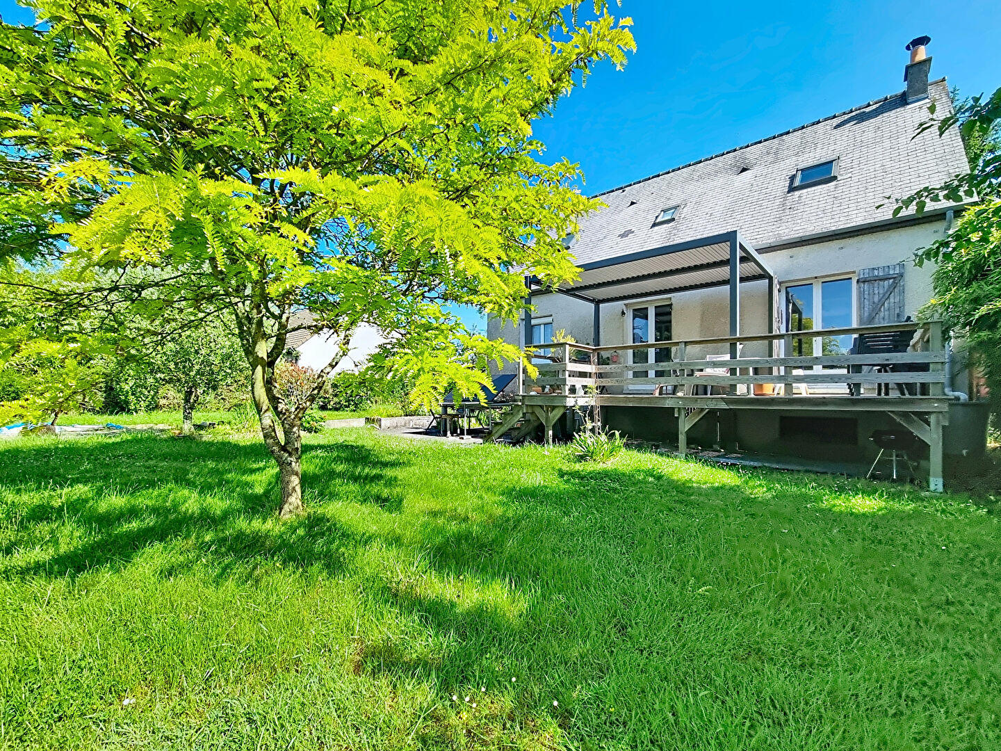 MAISON SEMBLANCAY - 115 M² AVEC 7 PIECES ET 5 CHAMBRES - SOUS SOL COMPLET ET JARDIN