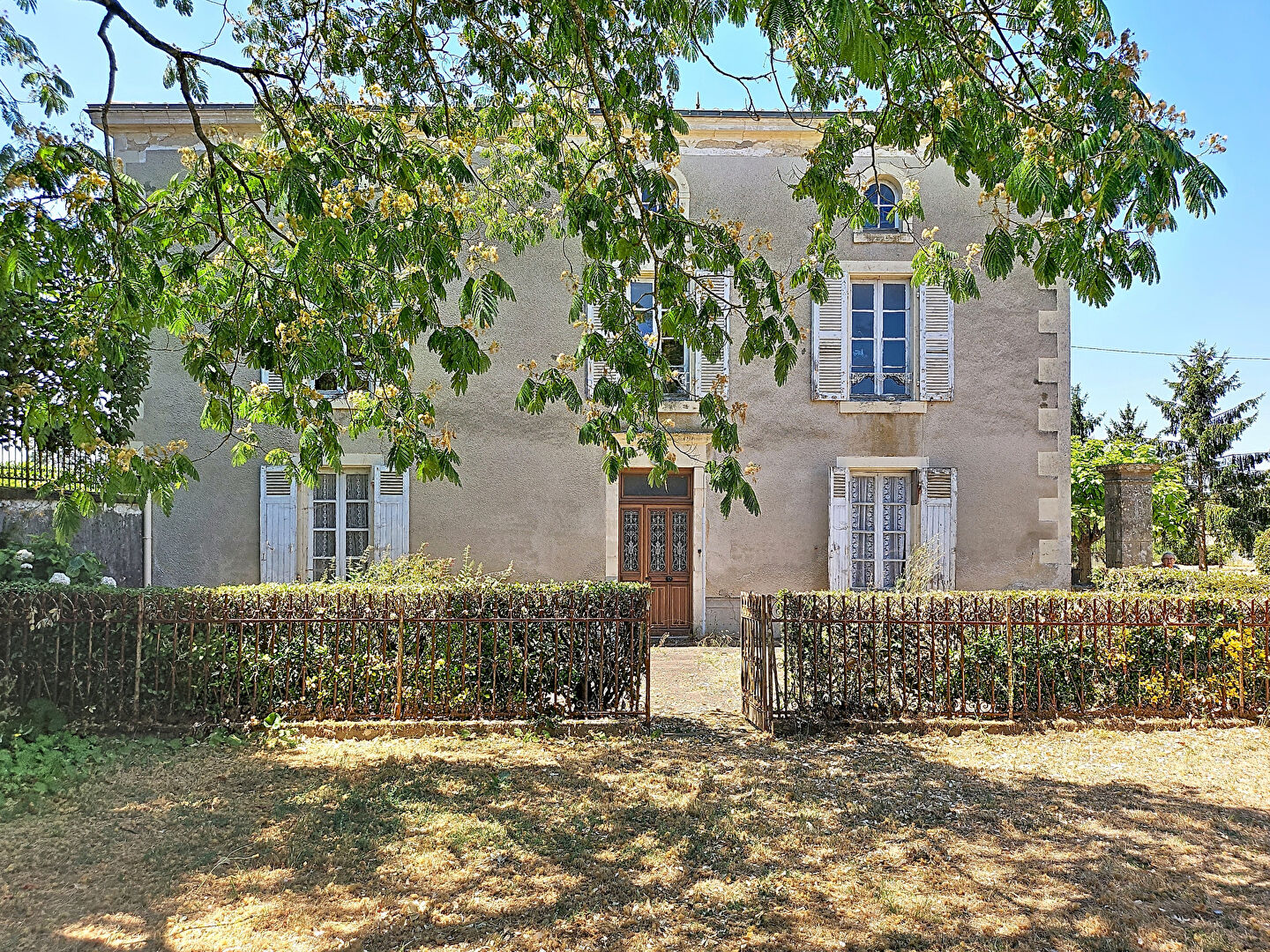 Maison de maître en pierre à Saint Hilaire Des Loges 225 m² 4 chambres, dépendances, terrain de 4047 m²