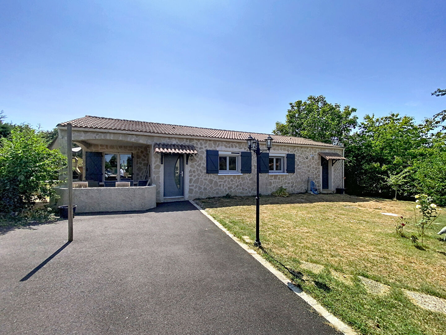 A vendre. Maison de plain pied, 3 chambres, jardin, située à Saint Aubin La Plaine.
