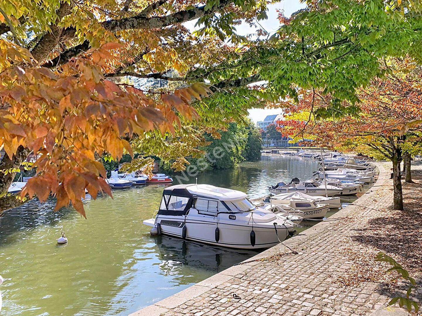 Nantes Saint-félix - Bureaux de 197m² - division possible avec 2 place de stationnements au pied de la ligne 2