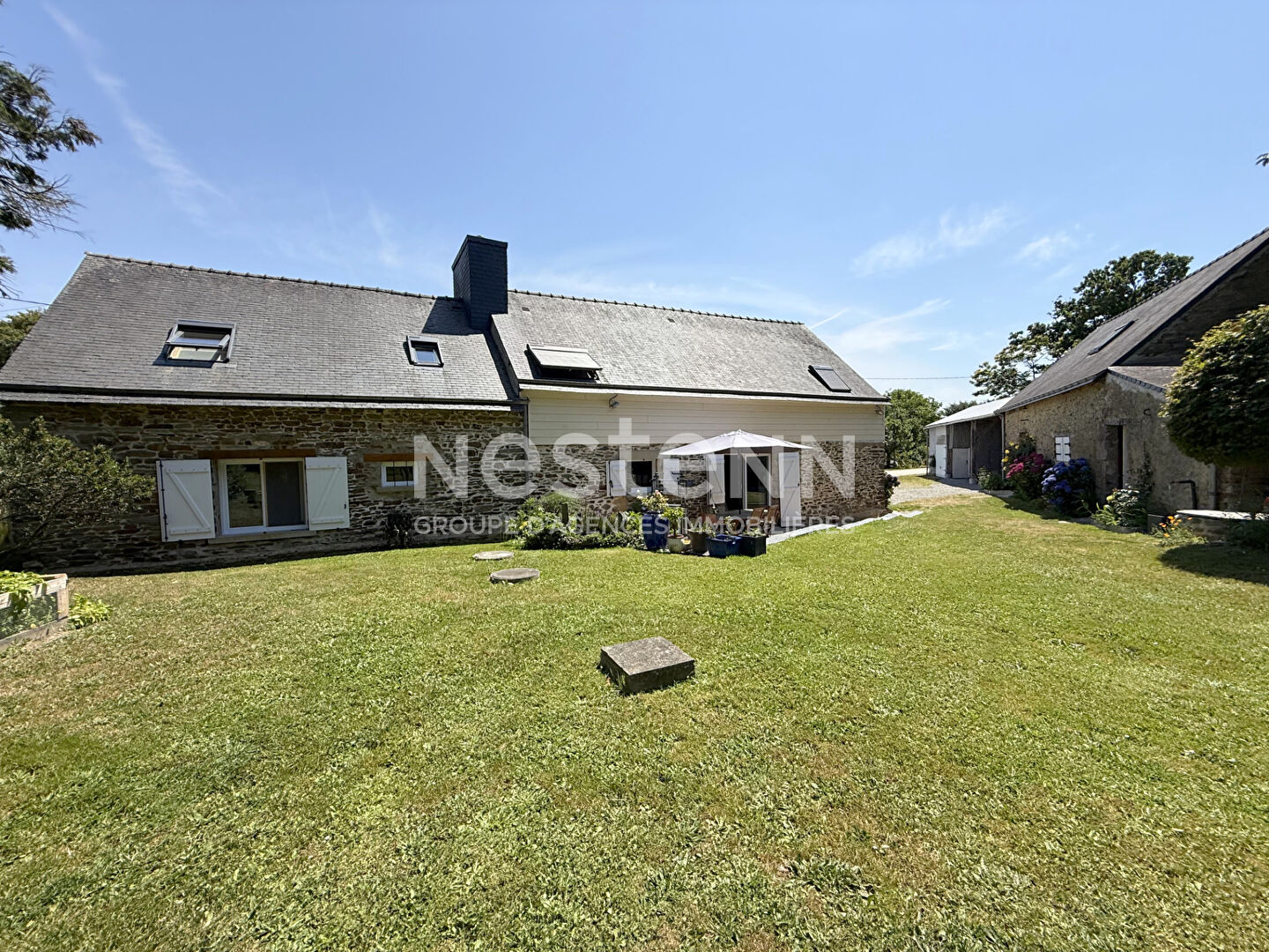 MOREAC - Charmante longère à vendre, 4 chambres, joli jardin de 1790 m² et ses dépendances