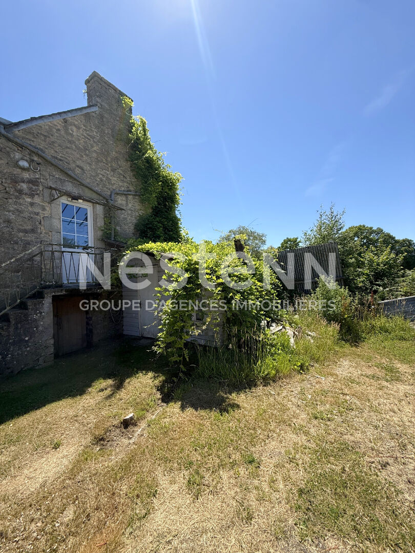 Maison en pierre à vendre à LOCMINE à rénover de 44 m² avec un jardin.