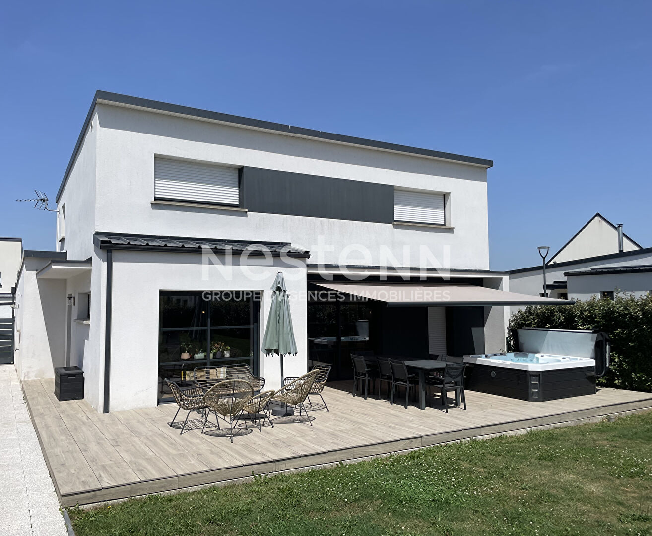 Contemporaine de 140 m² 6 pièces située à LOCQUELTAS terrain de 497 m²