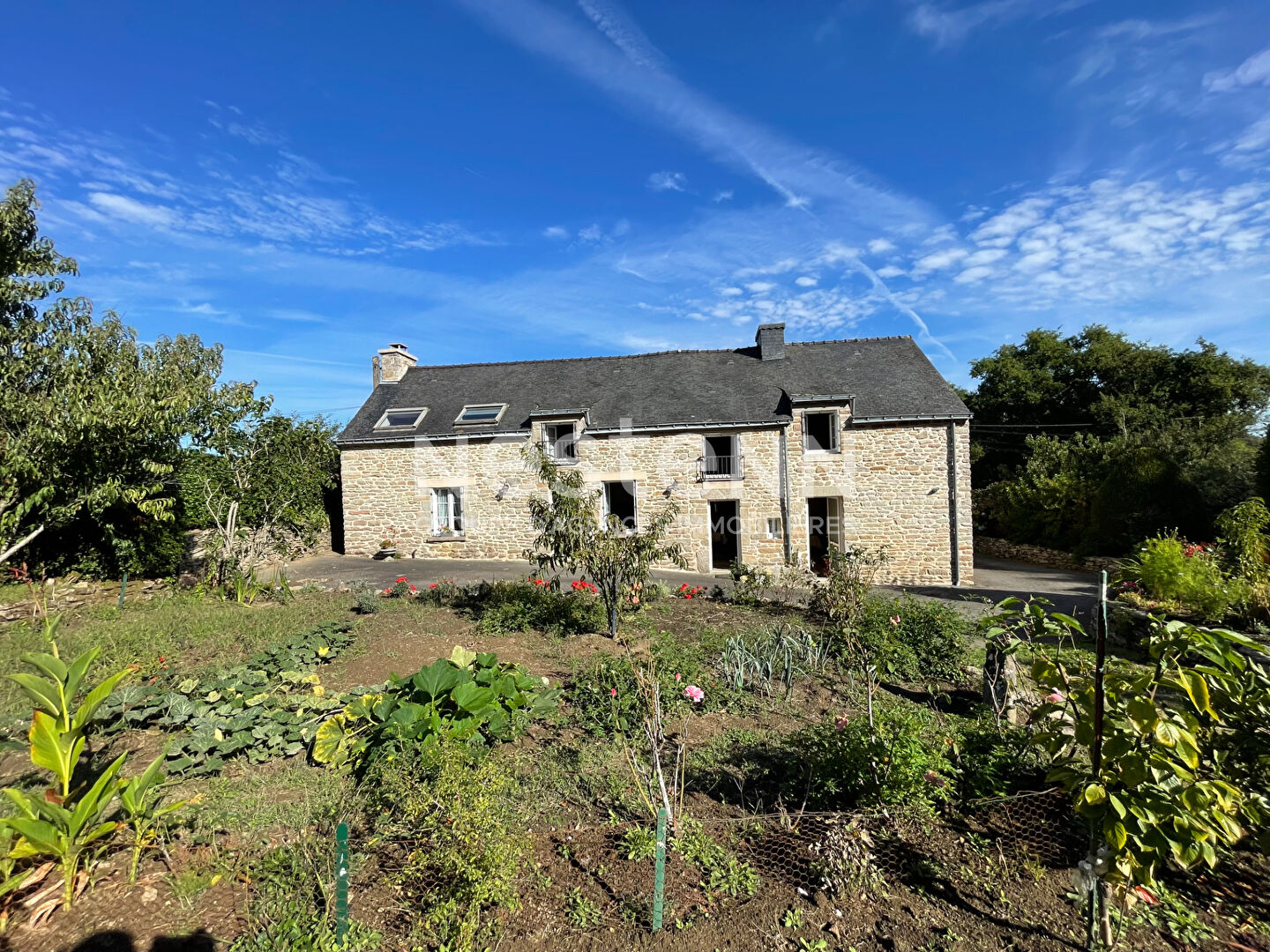 Maison de caractère en pierre - longère à rénover - 131 m² terrain arboré de 2 380 m² - proche de Vannes et du Golfe du Morbihan