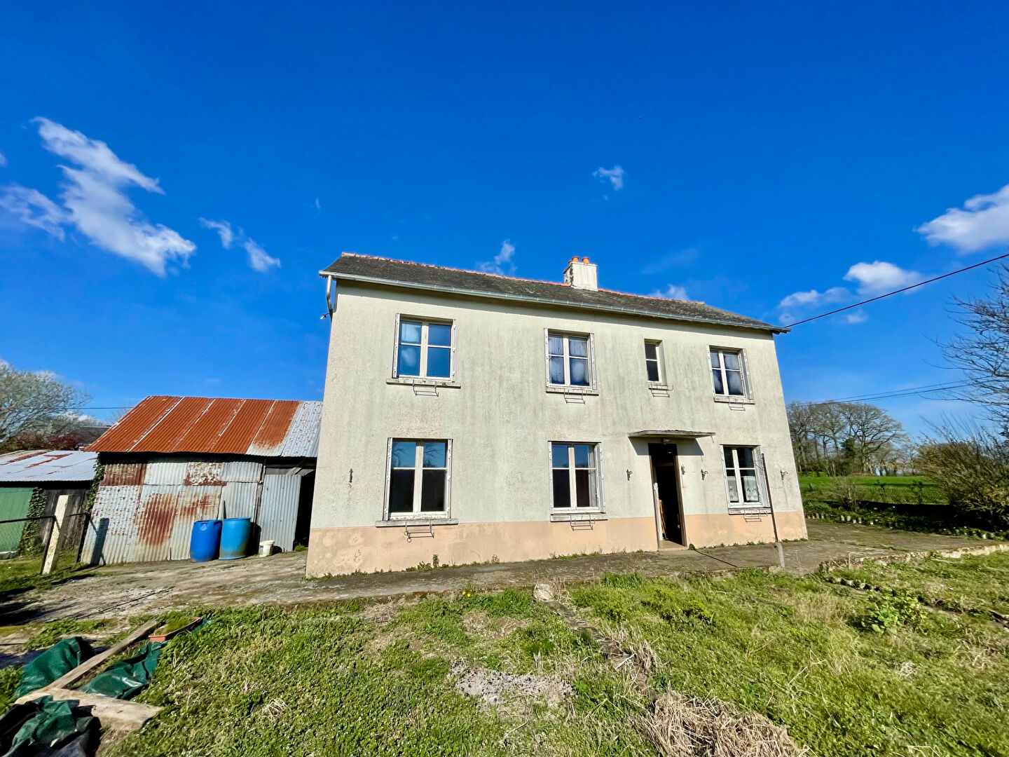 A vendre à CHEVAIGNÉ maison de 110m² habitables, 3 chambres , une salle de bains, un double garage, un terrain clos de 420m²
