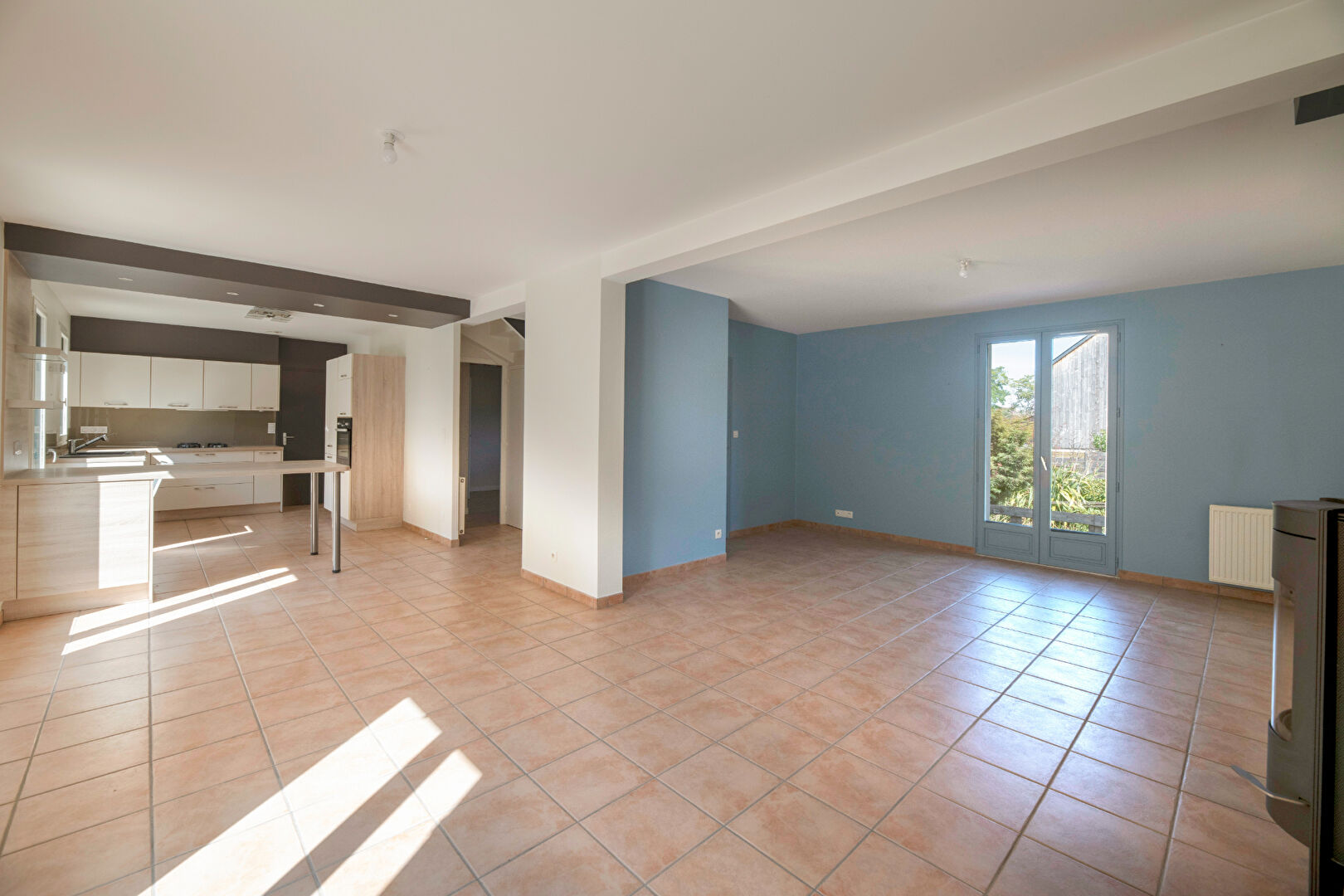SAINT SULPICE LA FORET - MAISON de 125m² habitables, 140m² au sol, 749m² de parcelle, 7 pièces, 5 chambres dont une chambre avec salle d'eau au rez-de-chaussée, sous-sol complet de 100m²