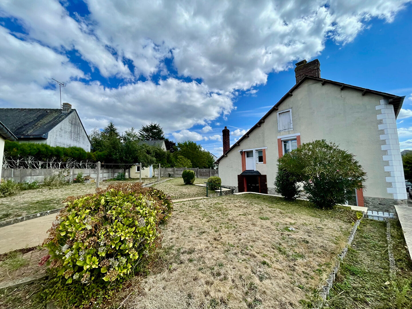 Maison au coeur de CHEVAIGNE de 66m² habitables, Potentiel de 90m², extension possible, 3 chambres, un bureau, une salle de bains, un garage, un terrain clos de 551m²