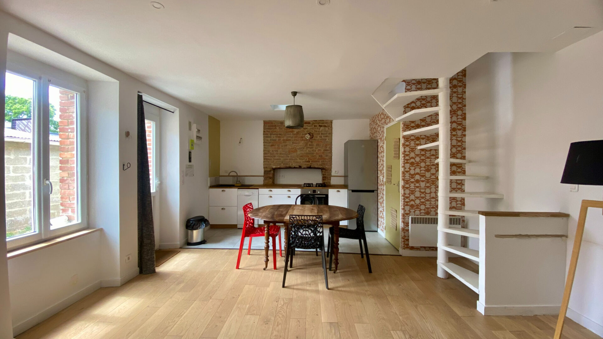 EXCLUSIVITÉ BETTON, Jolie maison de charme, 2 chambres, garage fermé, proche des transports en commun à pied.