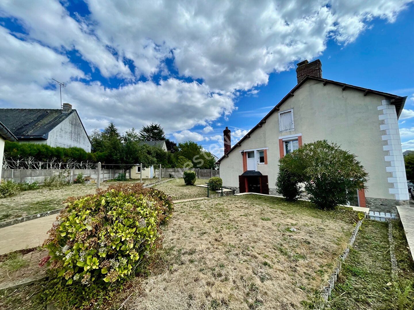 Maison au coeur de CHEVAIGNE de 66m² habitables, Potentiel de 90m², extension possible, 3 chambres, un bureau, une salle de bains, un garage, un terrain clos de 551m²